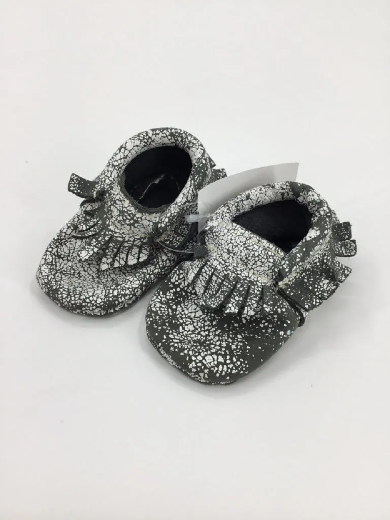 Freshly Picked Child Size 1 Toddler Gray Baby/Walker Shoes